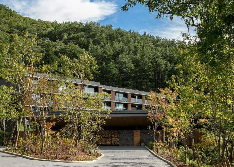緑あふれる山の中に現れる「ふふ 河口湖」（画像提供：Booking.com）