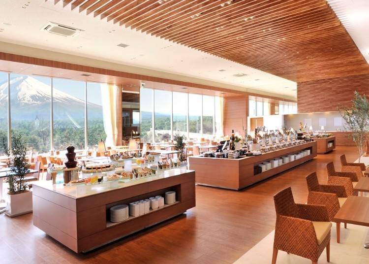 餐厅「Fujiyama Terrace」可以一边欣赏富士山一边享用丰盛的Buffet