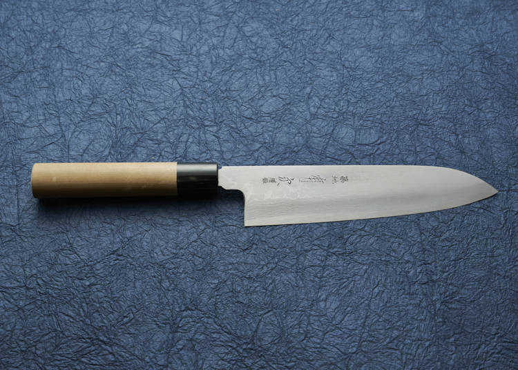 Damascus-finished santoku—210 mm in length (¥20,900, including tax).
