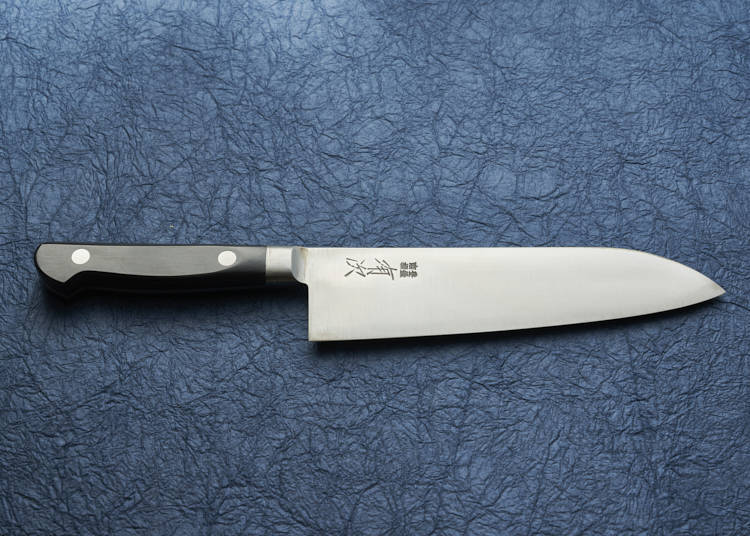 Gyuto in carbon steel—210 mm in length (¥11,000, including tax).
