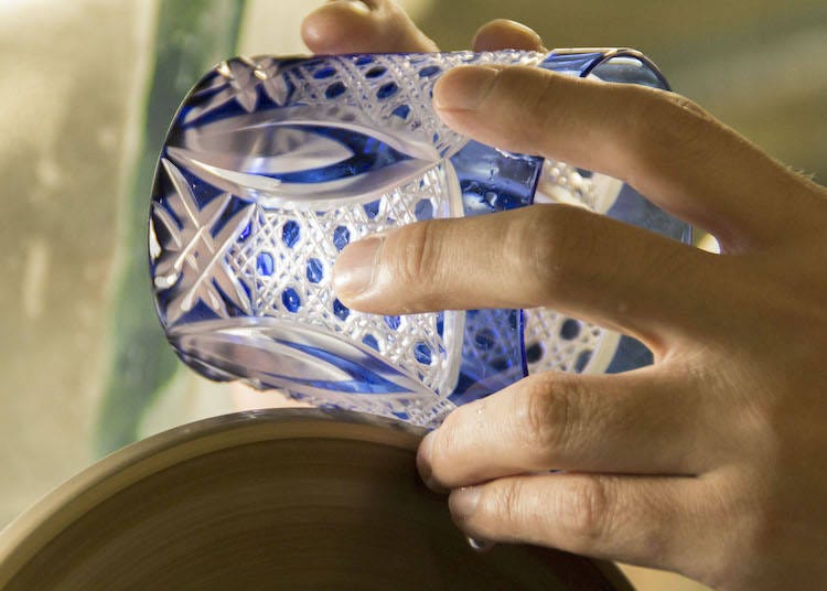 江戸切子は、グラインダーを使って手作業で削られる。削る部分はガラス越しにしか見えないため、複雑なデザインになるほど難易度が高く、おどろかされる