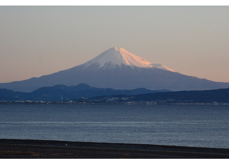 ⑦【富士山×夕焼け】ピンクに染まる富士山と海は息を呑む美しさ