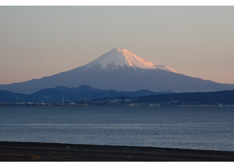 (7) [ภูเขาไฟฟูจิ×พระอาทิตย์ตก] ภูเขาไฟฟูจิและทะเลที่ย้อมเป็นสีชมพูถือเป็นความงดงามอันน่าทึ่ง