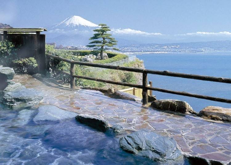 到「松風閣溫泉飯店」住宿，從露天浴池眺望富士山