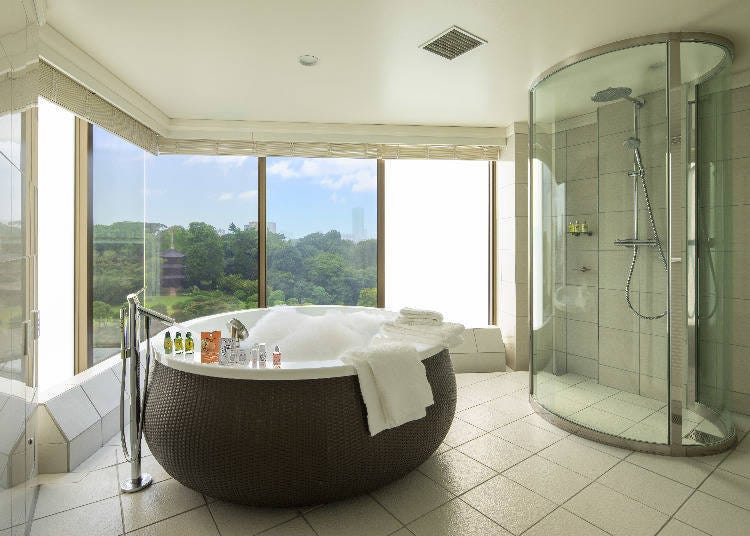 能坐在浴缸裡欣賞庭園的景觀風呂客房