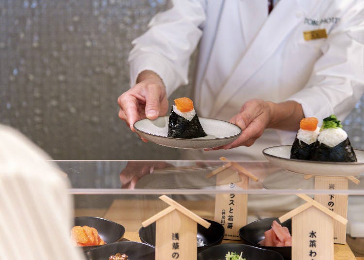 “Onigiri” rice balls are made by a professional right before your eyes.