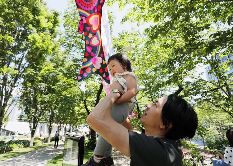 The children are intrigued by the stylish designs of the koinobori. *This is a photo of a past event.