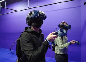 VRエンタメの進化がスゴイ！人気怪獣やＩＴの世界をゲーム好き外国人が体験してみた