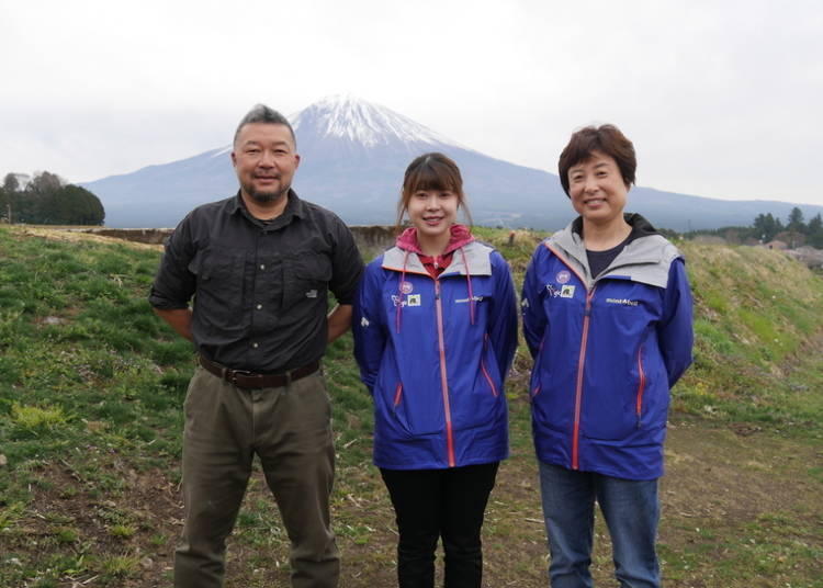 The Representative Director of Ecologic, Shintani Masanori (left), his daughter Ayaka (center), and Ecotour Guide In-charge Andō Chieko (right)