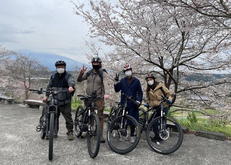 A commemorative photo under the fully blooming cherry blossom trees!