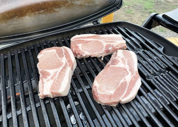 お肉は高機能グリルを使って焼いていきます。分厚いお肉もしっかり焼けます！