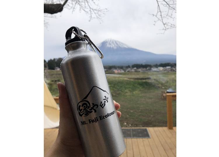 飲み物は専用ボトルで富士山の湧き水を。環境への配慮のためペットボトルは使用しません