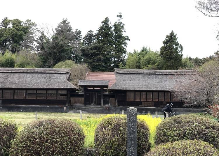 「井出家高麗門及び長屋」。鎌倉幕府の将軍・源頼朝が富士の巻狩を行った際に狩宿にしたと伝えられています