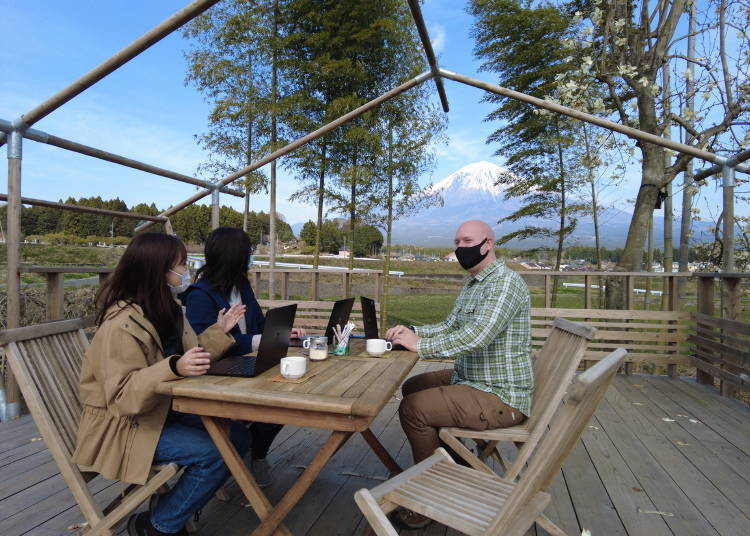 在富士山前的晴朗天空下，搭配可无限享用的公平贸易咖啡开会