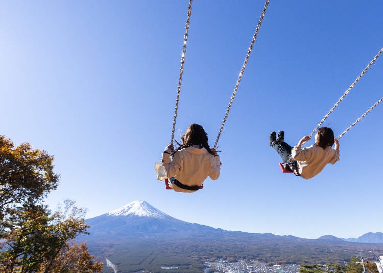 富士山が目前！1000m超の山頂で「絶景ブランコ」体験