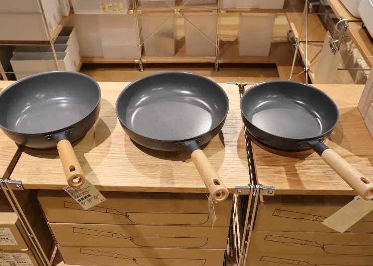 From the left: deep frying pan (24 cm, 2,490 yen), and regular frying pans (26 cm, 2,490 yen; 22 cm, 1,990 yen).