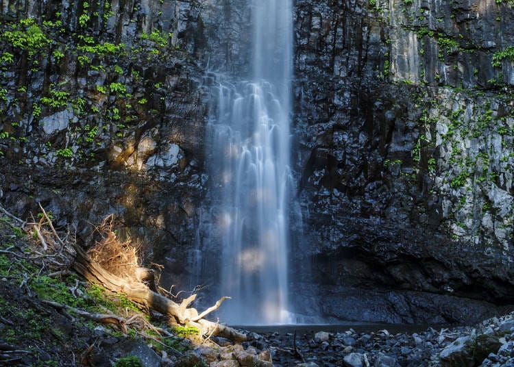 Enjoy a relaxing hike to Tamasudare Falls