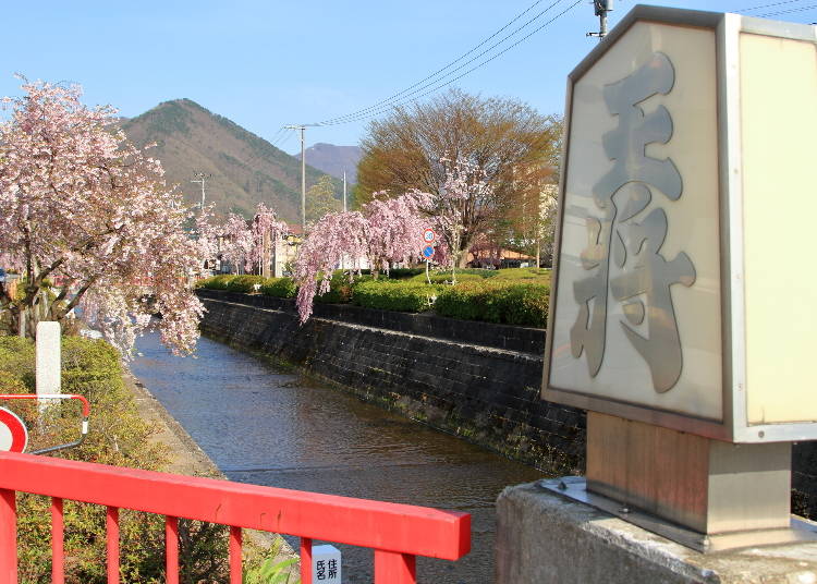 Visit Tendo and you'll see a variety of fun shogi-themed places. (Photo: PIXTA)