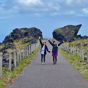 徒步前往三原山的火山口和景色獨特的表沙漠