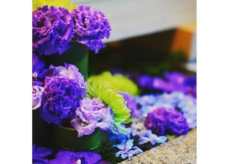 正夏期间的花手水以给人清凉感的艳紫与水蓝为主色调