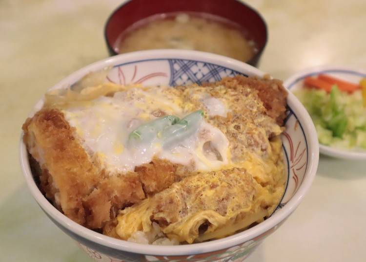 ■外国人にも人気のカツ丼！これが昔ながらの定番の味：とんかつ あけぼの（有楽町）
