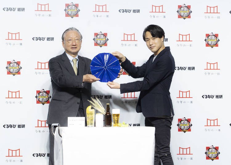 ▶左为株式会社GURUNAVI总研代表取缔役社长・滝久雄,右为「Shirafer」计画代表的小石川泰弘