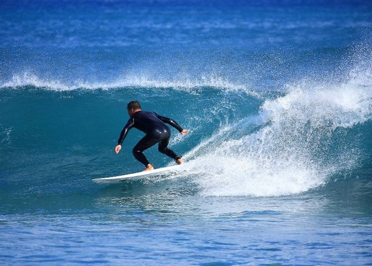 Surfing in Chiba (Image: PIXTA)
