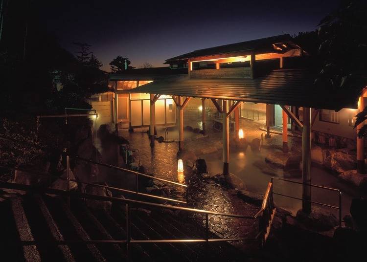 Nighttime bathing at Hakonenomori Okada Hotel (Image courtesy of Hakonenomori Okada)