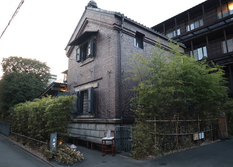 Kamachiku is a famous kamaage udon shop set in a historical building in Tokyo's Nezu neighborhood