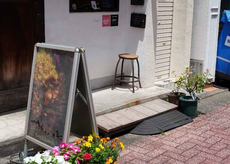 The stool outside the takeout stand for a quick bite!