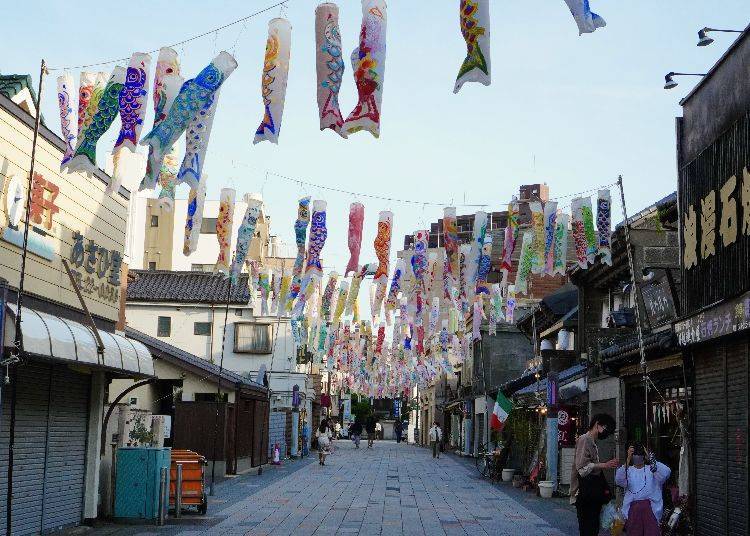 黃金週前，川越主街道「大正浪漫夢通老街 」空中飄舞著鯉魚旗。