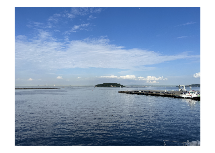 記念艦「三笠」から広大な海に浮かぶ小さな無人島「猿島」を望む風景は最高!