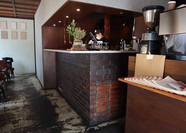 The counter is made of old brick, left intact from the past, with a few new additions to adjust the height in consideration of functionality.