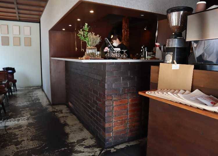 ▶店內吧台活用過去的紅磚，並增加高度提升其實用性