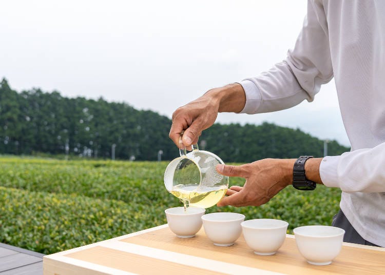 During our visit, Mr. Shigeta, owner of Ihachi Nouen, brewed three kinds of delicious teas to sample. (For more details on the Shizuoka Tea Tasting Experience, please read on!)