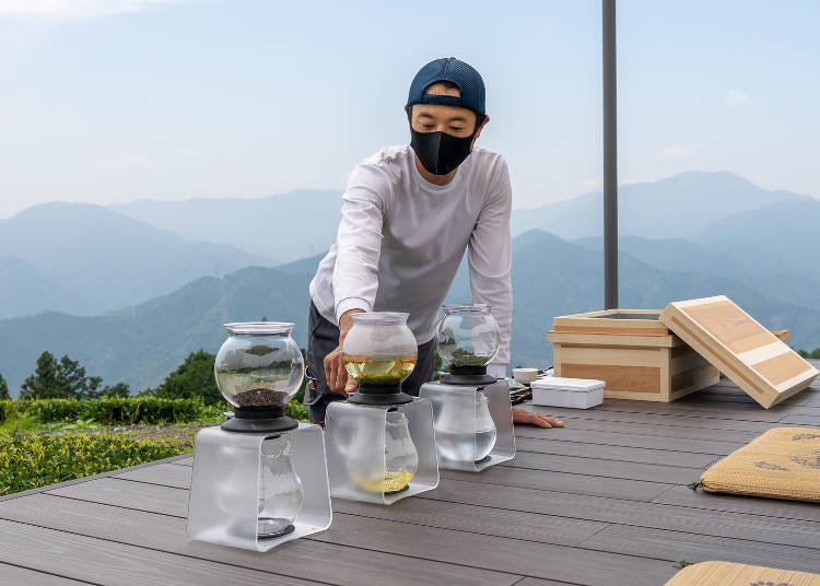 Mr. Shigeta, owner of Ihachi Nouen, brewing tea as he explains about the different varieties (in Japanese only).