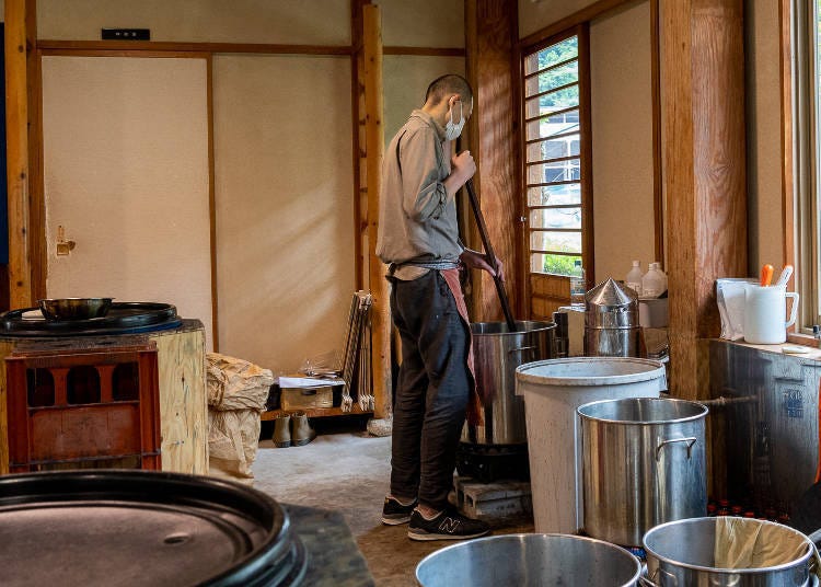 Mr. Washizu, ochazome craftsman, demonstrating the tea-dyeing process