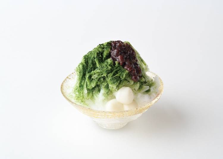 Many shops offer seasonal summer tea ices every year, especially in central Shizuoka. This year's featured tea ice is the Silk Ice Luxury Matcha (950 yen including tax; includes warm roasted green tea).