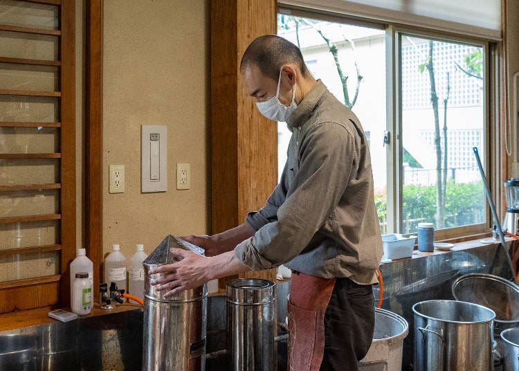 After being wrapped in newspaper, the bags are placed in a special steamer for 20 minutes. During this time, the sections where printing paste was applied will start to change color.