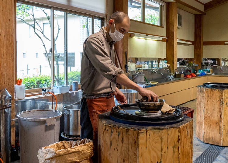 お茶染めの前に、茶葉を量る鷲巣さん