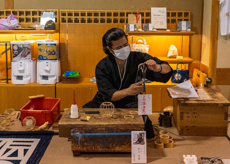 駿河竹千筋細工職人「杉山茂靖」先生在製作竹千筋細工工藝品的專注模樣。