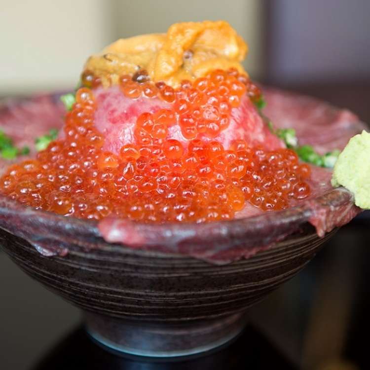 ウマさに衝撃 A5黒毛和牛 いくらうにコラボの進化系丼 肉ドレス海鮮丼 Live Japan 日本の旅行 観光 体験ガイド