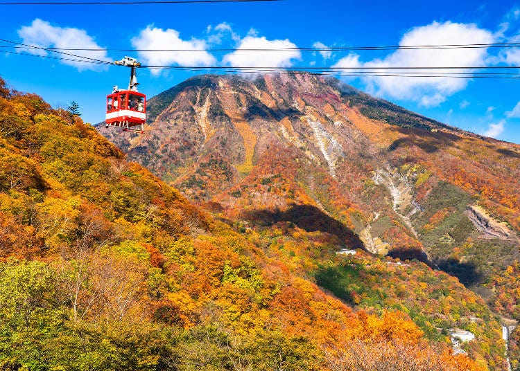 Akechidaira Ropeway framed by the peaks of Nikko's mountains in autumn colors (Image: PIXTA)