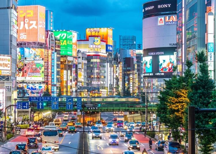 An area filled with all kinds of hotels, shops, restaurants, and more, Shinjuku has it all! (Photo: PIXTA)