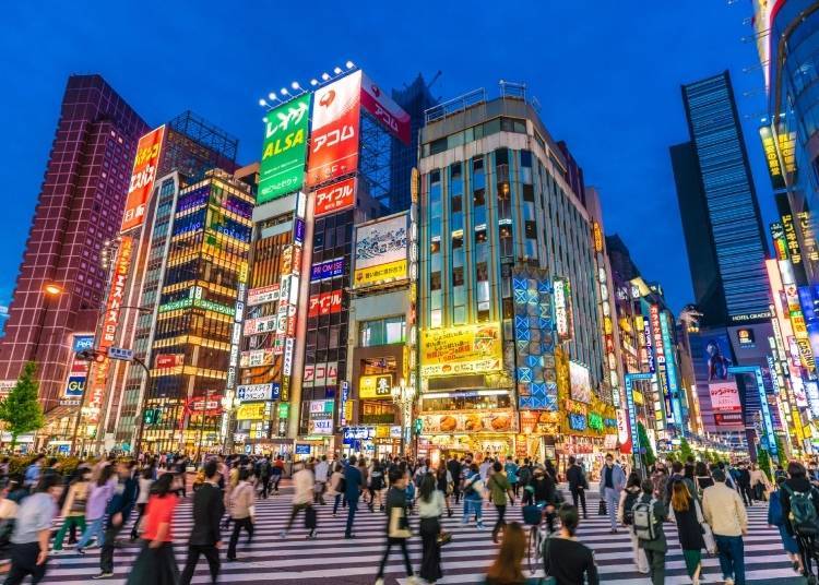 Kejiranan Kabukicho di Shinjuku menjadi meriah pada waktu petang. (Foto: PIXTA)