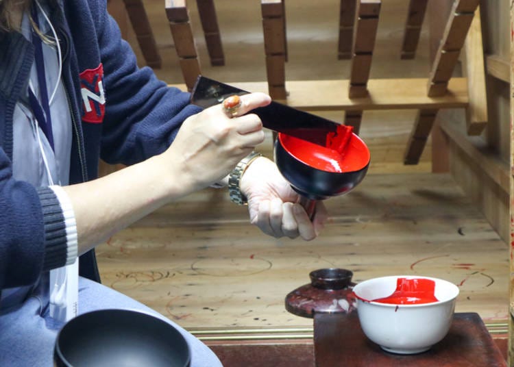 Painting the inner side of the lacquerware