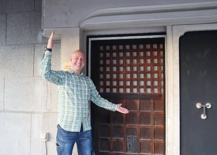 Entrance to the MARUJU building