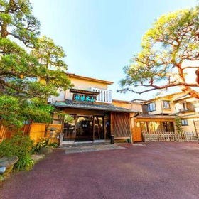 熱海温泉　山木旅館
創業90年余りの和風老舗旅館。2023年に客室リニューアルを行い、快適さを追求。ゆったりくつろげる貸し切り風呂もあり。