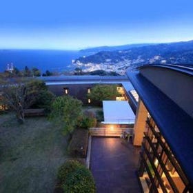 Hotel Grand Bach Atami Crescendo
位在伊豆山海拔361公尺處，能夠將熱海街景盡收眼底。有附露天風呂的客房、能看見森林的風呂客房等。