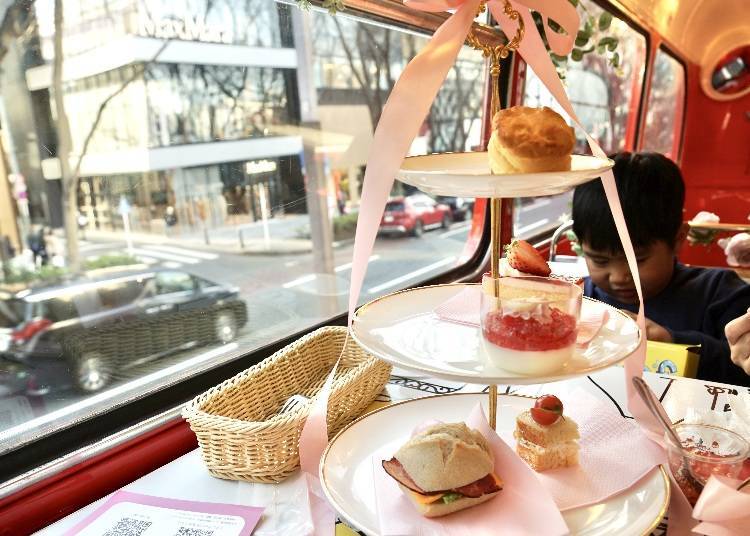 Adorable three-tiered desserts paired with the moving Tokyo street view outside the window! This incredibly unique experience is definitely a must-try. / Photo courtesy: Ms. Mentaiko's Life and Travel Diary on Facebook.